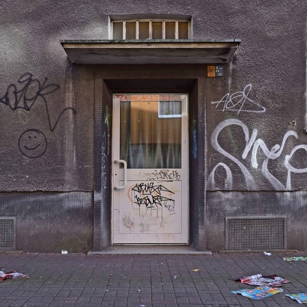 Eingangstür und Fenster eines Wohnhauses in der Nordstadt Dortmund, mit Graffiti besprüht.