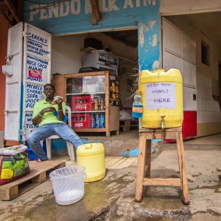 In den Slums von Kibera (Nairobi / Kenia) sind öffentliche Handwaschstationen zum Schutz vor dem Coronavirus installiert