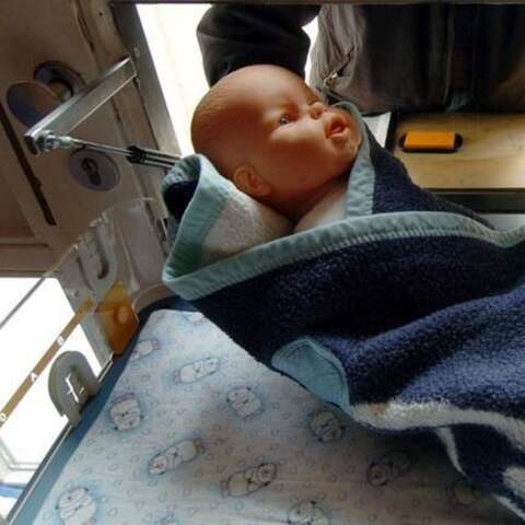 Ein junger Mann legt am 08.04.2005 in der  Babyklappe in Hamburg Altona ein Kleinkind (gestelltes Bild mit einer Puppe) ab