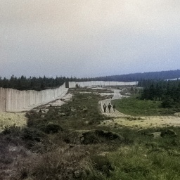 Wanderer unterwegs auf dem Postenweg entlang der innerdeutschen Grenze am Brocken, 1989