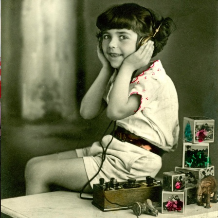 Historische Aufnahme, Kind hört Radio, ca. 1922