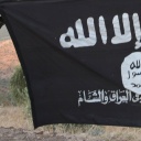 Eine Fahne der Terrororganisation IS.