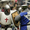 Mit Schwertern kämpfen Ritter des Templer-Ordens und der Welfschen Ministerialien (l) am Samstag (10.10.2009) während eines Schaukampfes im Rahmen von Ritterspielen in Hannover gegeneinander.