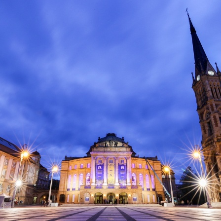 Das Opernhaus ist nach der Ernennung von Chemnitz als Kulturhauptstadt 2025 mit Transparenten geschmückt.