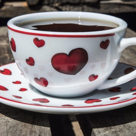 Gefüllte Kaffeetasse mit Herzen