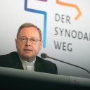 Bischof Georg Bätzing, Präsident des Synodalen Weges, spricht während der Eröffnungspressekonferenz der vierten Synodalversammlung der katholischen Kirche in Deutschland im Congress Center Messe Frankfurt.