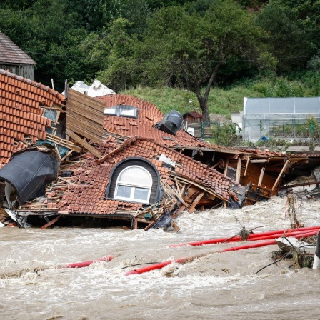 Ein zusammengestürztes Haus liegt in Slowenien in den Fluten.