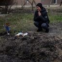Tanya Nedashkivs'ka trauert um ihren Mann an der Stelle, an der er begraben wurde. © picture alliance/dpa/AP/ Rodrigo Abd