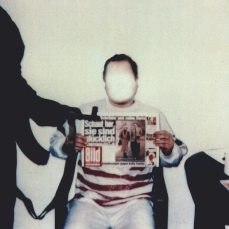Das von der Polizei geblendete Polaroid-Foto zeigt Jan Philipp Reemtsma bei den Entführern mit einer Ausgabe der Bild-Zeitung vom 26.3.1996. (Archivbild)