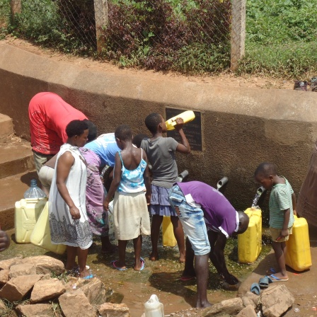 Öffentliche Wasserstelle in Ugandas Hauptstadt Kampala