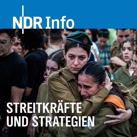 Israelische Soldatinnen weinen auf einer Trauerfeier für Lavi Lipshitz, der im Gaza-Streifen bei der Bodenoffensive ums Leben gekommen ist.