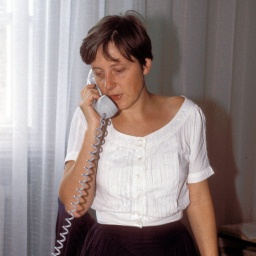 Angela Merkel, stellvertretende Regierungssprecherin der Regierung Lothar de Maizièree, im Mai 1990 am Telefon