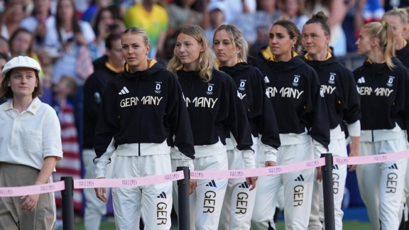 Sportschau Olympia 2024 - Fußball - Die Siegerehrung Mit Den Dfb-frauen