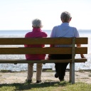 Ein Senioren-Paar sitzt am 22.07.2013 auf einer Bank und schaut auf das im Watt vor Dagebüll (Schleswig-Holstein).