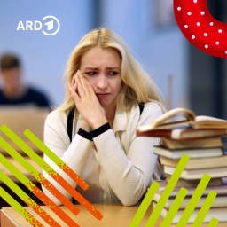 Eine junge Frau sitzt mit ängstlichem Blick am Schreibtisch mit Büchern neben sich. | Bild: picture alliance / dpa Themendienst | Markus Hibbeler/Bildmontage:BR