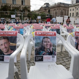 Am 16. Mai 2024 erinnerte eine symbolische Aktion mit Fotos, die auf Stühle aufgebracht wurden, auf dem Bebelplatz in Berlin-Mitte an die israelischen Geiseln, die noch in Hamas-Gefangenschaft sind.
      