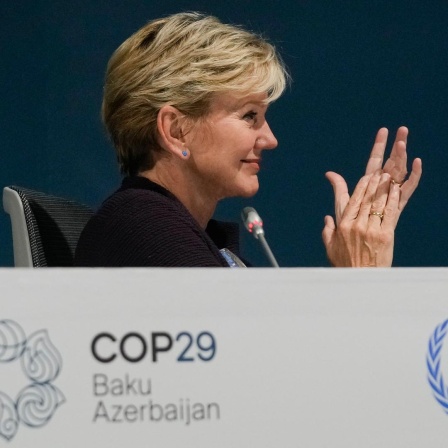 Jennifer Granholm applaudiert am 15.11.2024 beim Klimagipfel COP29 in Baku.