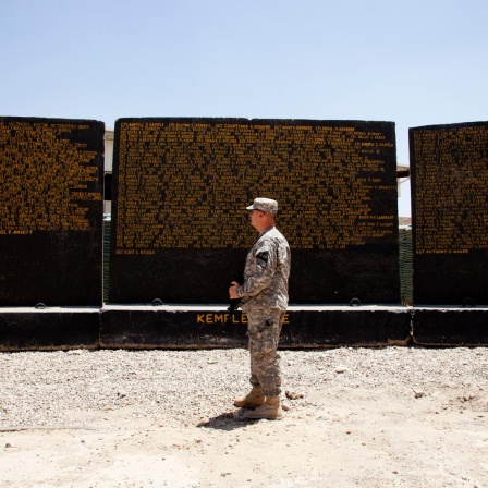 Ein US-Soldat steht im November 2011 vor einer Gedenktafel mit den Namen der Gefallenen der Operation Iraqi Freedom in der Operationsbasis der US-Streitkräfte in Kirkuk im Irak. 