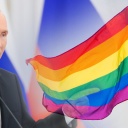Links: Der russsische Präsident Putin bei einer Rede, rechts: ein Männer schwenkt eine Regenbogenfahne