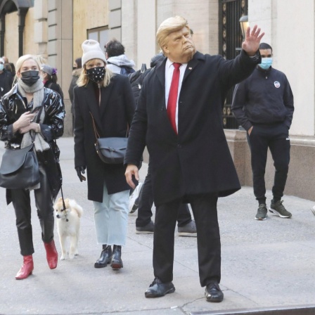 Wähler mit Trump-Maske vor dem Trump-Tower in New York.