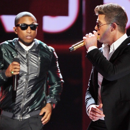 Robin Thicke und Pharrell Williams performen den Song "Blurred Lines"  2013 in Los Angeles