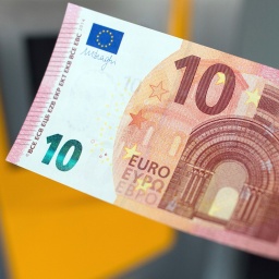 Eine Hand hält einen Zehn-Euro-Schein.