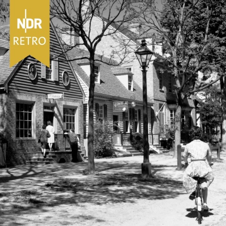 Rekonstruktion von Gebäuden und Geschäften aus der Kolonialzeit in der Duke of Gloucester Street in Williamsburg, Virginia (Fotografie um 1965.)