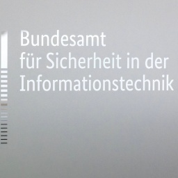 In silberner Schrift auf grauen Grund steht: "Bundesamt für Sicherheit in der Informationstechnik"