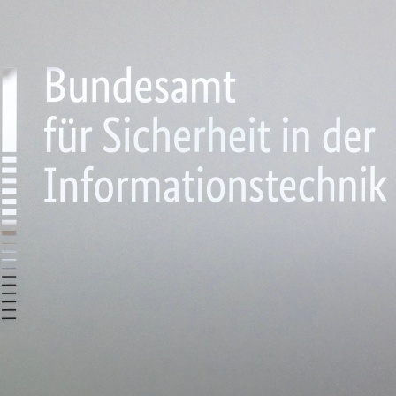 In silberner Schrift auf grauen Grund steht: "Bundesamt für Sicherheit in der Informationstechnik"