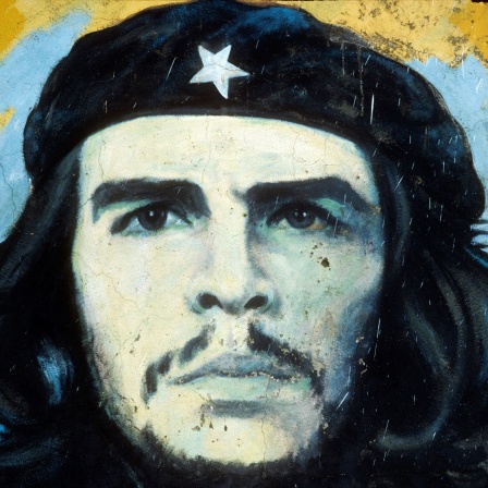 Detail eines politischen Wandbildes in Baracoa, Kuba, das ein Porträt von Che Guevara nach dem berühmten Foto von Alberto Korda zeigt.