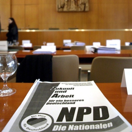 Im Saal des Verfassungsgerichts in Karlsruhe liegt 2002 ein Handout zum NPD-Verbotsverfahren (Archivbild)