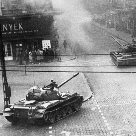 Sowjetische Panzer in den Straßen von Budapest im Oktober 1956