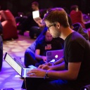 Programmierer arbeiten in einer Lounge an ihren Laptops