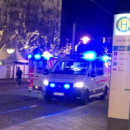 Einsatzkräfte von Rettungsdiensten sind im Einsatz auf dem Weihnachtsmarkt in Magdeburg. Auf dem Weihnachtsmarkt ist ein Autofahrer in eine Menschengruppe gefahren.