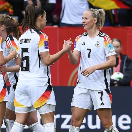 Lea Schüller und Lena Oberdorf klatschen sich nach dem zweiten Treffer gegen Island ab