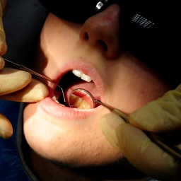 Patientin bei Zahnarzt