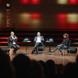 Diskussionsrunde Olaf Scholz (SPD), Bundeskanzler, Moderator Harald ASel und Autorin Juli Zeh in Potsdam (Bild: picture alliance/photothek/Sebastian Rau)