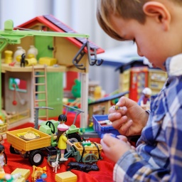 Der sechsjährige Henri spielt am Rande der Jahrespressekonferenz des Bundesverbands des Spielwaren-Einzelhandels (BVS) und des Deutschen Verbands der Spielwarenindustrie (DVSI) mit dem "Bauernhof" des Spielwarenherstellers Playmobil. 