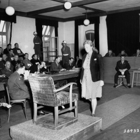 Wusste von nichts - Ilse Koch - die wegen ihres Sadismus als „Hexe von Buchenwald“ gefürchtete Ehefrau von KZ-Buchenwald-Kommandant Karl Koch bei ihrer Aussage im Dachauer Buchenwald-Prozess am 8. Juli 1947