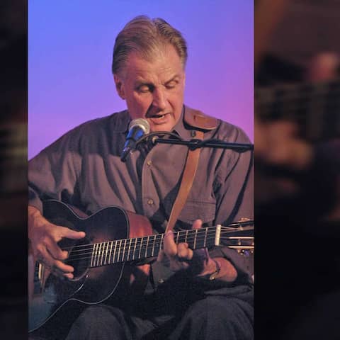 Geoff Muldaur spielt Gitarre