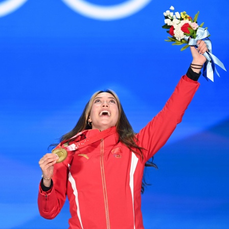 Sport Bilder des Tages (220208) -- BEIJING, Feb. 8, 2022 -- Gold medalist Gu Ailing of China reacts during the awarding