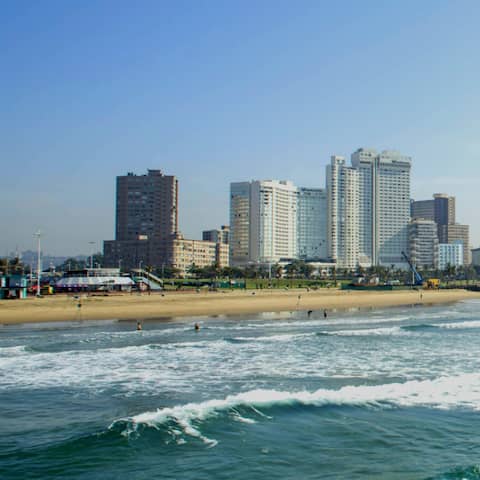 Blick auf die Skyline und den Strand von Durban (Foto: Imago/ Aurora Photos)