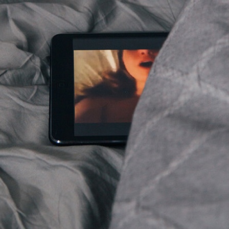 Ein Tablet mit einer pornographischen Darstellung in einem Bett
