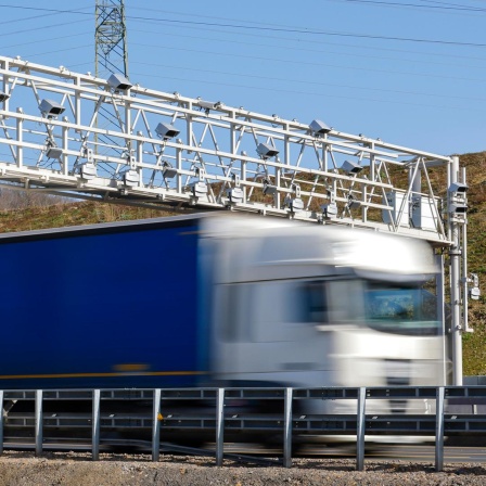 Ein LKW fährt unter einer Mautbrücke auf der Autobahn A45 bei Hagen in Nordrhein-Westfalen durch