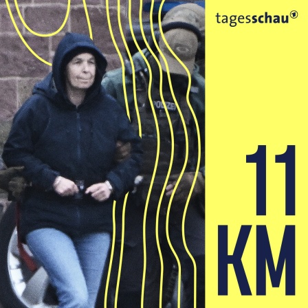 Im Innenhof eines Behördenzentrums wird die frühere RAF-Terroristin Daniela Klette zu einem Hubschrauber geführt. Zuvor hatte sie einen Haftprüfungstermin beim Bundesgerichtshof (BGH).
