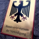 Schild am Verteidigungsministerium in Berlin.