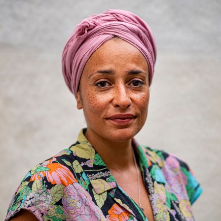 Das Beitragsbild des WDR3 Kulturfeature "London Northwest: Ein Spaziergang mit der Schriftstellerin Zadie Smith" zeigt ein Porträt von Zadie Smith aus 2022.