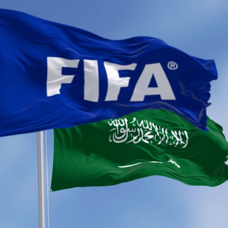 Die Fahnen der Fifa und von Saudi-Arabien wehen im Wind (Bild: IMAGO / Panthermedia/ Valerio Rosati)