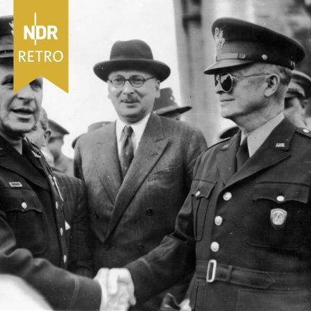 General Eisenhower schüttelt General Ridgway in Paris die Hand, 1952