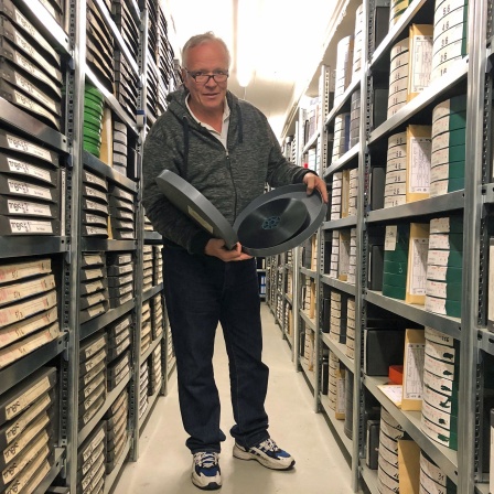 Frank Becker in seinem Filmarchiv
